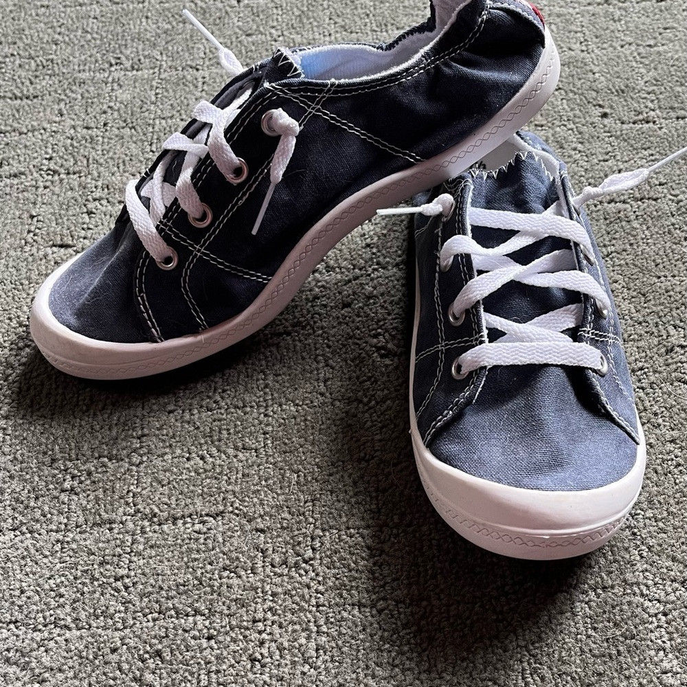 Time and Tru Women’s Blue Canvas Shoes - Picture 2 of 4